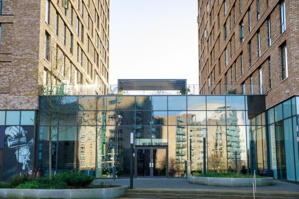 Modern Trafford 1Br Apartment-Free Parking-Cinema Room Manchester Eksteriør bilde