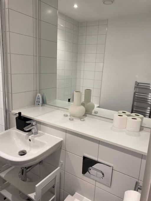 Modern Trafford 1Br Apartment-Free Parking-Cinema Room Manchester Eksteriør bilde