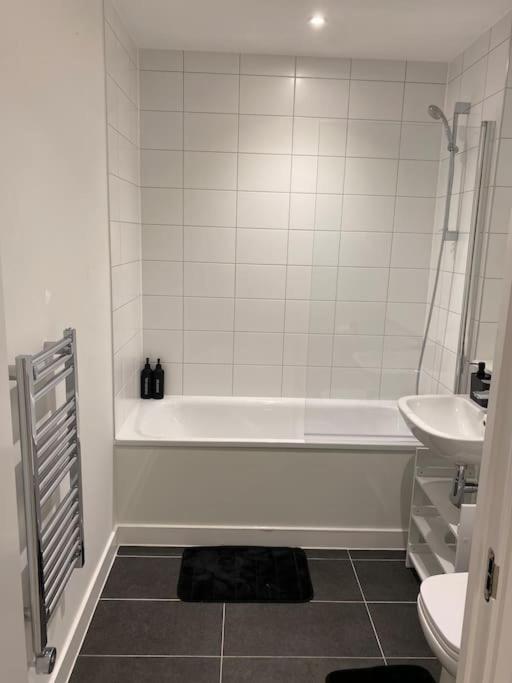 Modern Trafford 1Br Apartment-Free Parking-Cinema Room Manchester Eksteriør bilde