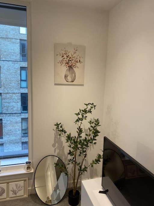 Modern Trafford 1Br Apartment-Free Parking-Cinema Room Manchester Eksteriør bilde