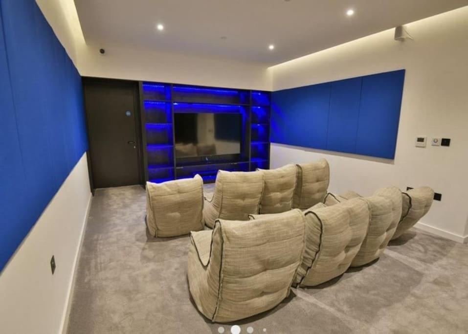 Modern Trafford 1Br Apartment-Free Parking-Cinema Room Manchester Eksteriør bilde