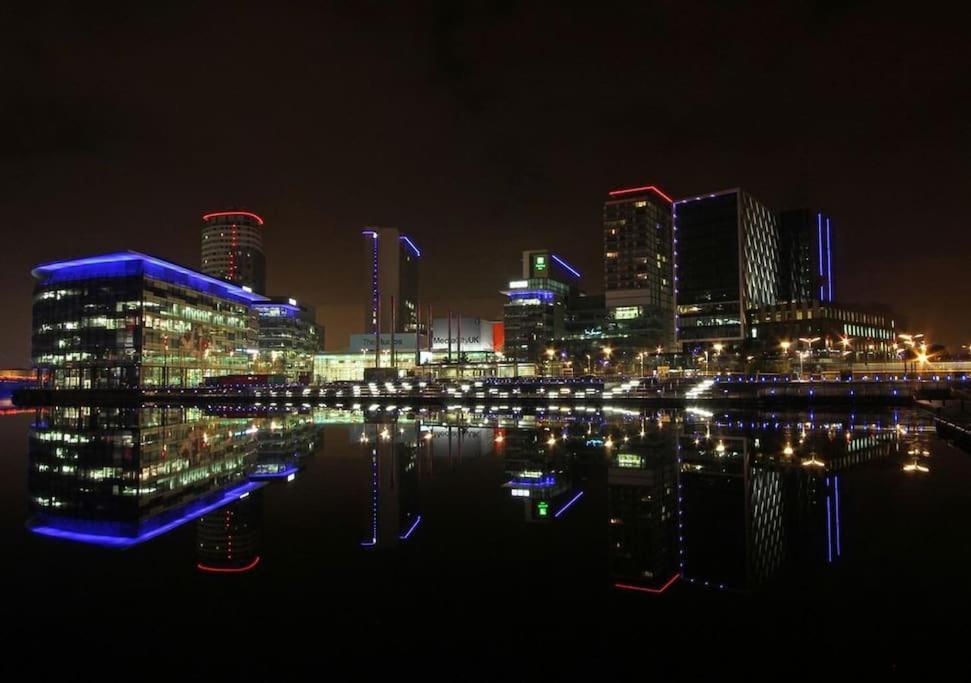 Modern Trafford 1Br Apartment-Free Parking-Cinema Room Manchester Eksteriør bilde